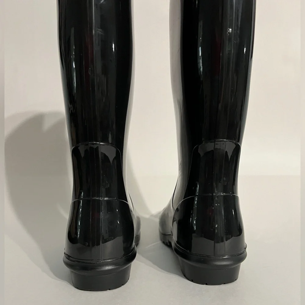 UGG Rubber Rain Boots, women’s size 8. Glossy Boot in Black. Sherpa insoles